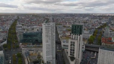 Şehir panoramasının ön planında yüksek katlı otel binaları olan hava indirme görüntüleri. Charlottenburg Mahallesi, Berlin, Almanya.