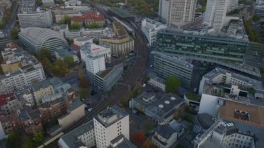 Şehir merkezinden geçen yüksek açılı demiryolu hattı manzarası. U Bahn tren istasyonu yaklaşıyor. Charlottenburg Mahallesi, Berlin, Almanya.