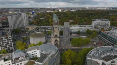 Modern kentsel bölgedeki tarihi simgelerin hava kaydırağı ve pan görüntüleri. Kaiser Wilhelm Memorial Kilisesi 'nin kalıntıları. Charlottenburg Mahallesi, Berlin, Almanya.
