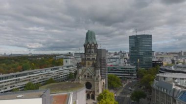 İkinci Dünya Savaşı 'nı hatırlatmak için eski kilisenin yıkılışının görüntülerini geri al. Etrafta modern binalar var. Charlottenburg Mahallesi, Berlin, Almanya.