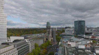 İkinci Dünya Savaşı 'nda zarar gören tarihi kilisenin kalıntıları ve modern şehir ilçesinin hava kaydırak ve pan görüntüleri. Charlottenburg Mahallesi, Berlin, Almanya.