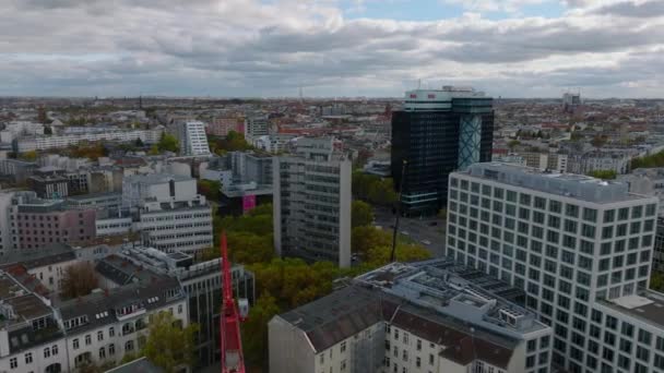 Leťte Nad Moderními Kancelářskými Budovami Městské Čtvrti Odhaluje Širokou Ulici — Stock video