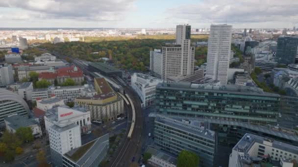 Leťte Nad Budovami Moderním Městském Obvodu Dva Vlaky Bahn Projíždějící — Stock video