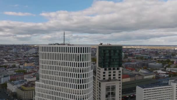 Filmagem Ascendente Aérea Edifícios Modernos Hotel Projeto Borough Urbano Fundo — Vídeo de Stock