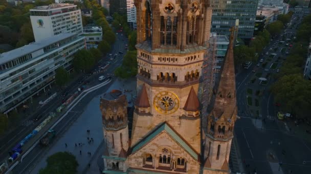 收回旧教堂钟楼的摄像 国王威廉纪念教堂在黄金时段揭幕德国柏林夏洛特堡居民区 — 图库视频影像