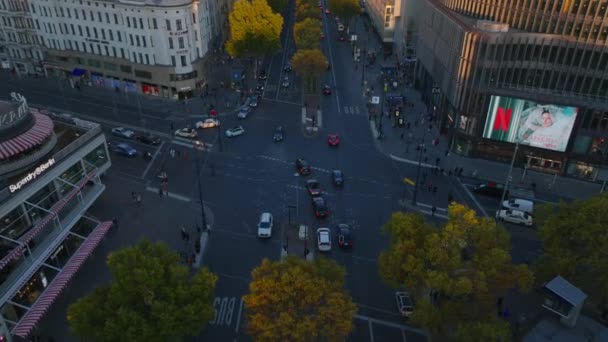 Leć Nad Ruchliwym Skrzyżowaniem Dróg Nowoczesnej Dzielnicy Miejskiej Złotej Godzinie — Wideo stockowe