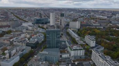 Şehir merkezinin üzerinden uç. Modern yüksek binalar arasında uzanan yoğun bir yol. Charlottenburg Mahallesi, Berlin, Almanya.