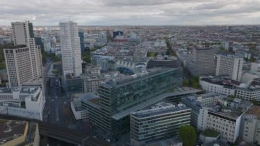 Şehirdeki modern binaların havadan görünüşü. Şehir merkezinin panoramik manzarası. Charlottenburg Mahallesi, Berlin, Almanya.