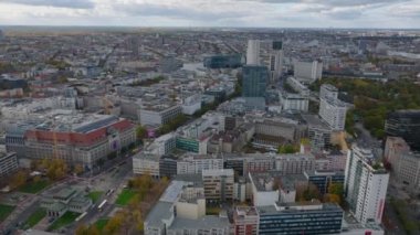 İleri, modern yerleşim yerlerinin üzerinde uçar. Metropolün panoramik manzarası. Charlottenburg Mahallesi, Berlin, Almanya.