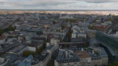 Şehir merkezindeki binaların havadan görünüşü. Şehirdeki yüksek demiryolu raylarında trenler birbirinin yanından geçiyor. Charlottenburg Mahallesi, Berlin, Almanya.