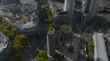 Modern şehir semtindeki işlek caddelerin tarihi manzarası. İkinci Dünya Savaşı 'ndaki bombalamadan sonra eski kilisenin kalıntıları. Charlottenburg Mahallesi, Berlin, Almanya.
