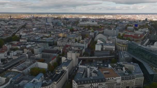 Вид Воздуха Здания Городском Районе Поезда Проходят Мимо Друг Друга — стоковое видео