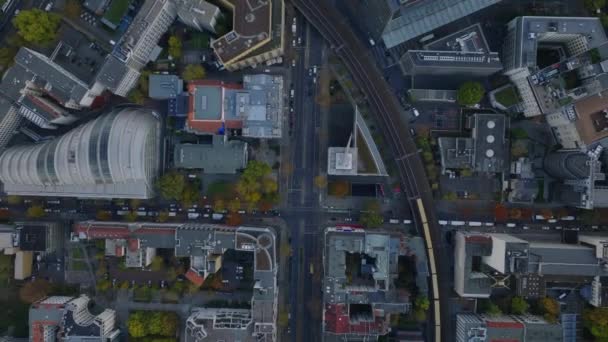 Şehir Merkezindeki Ulaşım Altyapısının Yüksek Seviyedeki Görüntüleri Kesişen Yolları Olan — Stok video