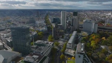 Şehir merkezinin üzerinde ilerliyorlar. Eski kilisenin kalıntılarıyla temas eden modern yüksek binalar. Charlottenburg Mahallesi, Berlin, Almanya.