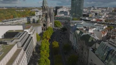 Şehir merkezindeki modern binalar arasında tarihi manzaranın havadan inen görüntüleri. Kaiser Wilhelm Memorial Kilisesi 'nin kalıntıları. Charlottenburg Mahallesi, Berlin, Almanya.