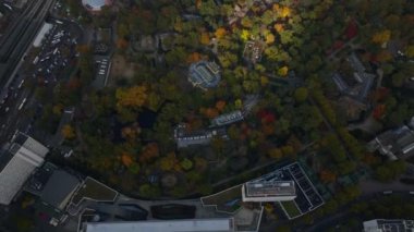 Yüksek açılı hayvanat bahçesi. Pavilionlar ve sonbahar renkleri parktaki yaprak döken ağaçlar bulutların arasından parlıyor. Charlottenburg Mahallesi, Berlin, Almanya.