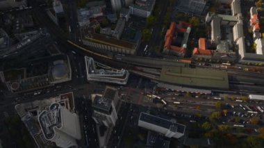 Demiryolu hattında ve şehir merkezinin caddelerinde yüksek açılı trafik manzarası var. Zooloji Bahçesi tren istasyonundan ayrılan tren. Charlottenburg Mahallesi, Berlin, Almanya.