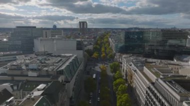 İleriye doğru geniş caddenin üzerinde sıra sıra ağaçlarla uçar. Şehir merkezindeki modern binalar. Charlottenburg Mahallesi, Berlin, Almanya.