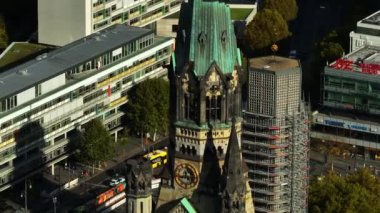 Kayzer Wilhelm Memorial Kilisesi ve çevresindeki binalardan geriye kalanların hava kayması ve pan çekimi. Charlottenburg Mahallesi, Berlin, Almanya.