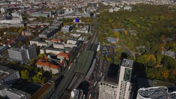 柏林动物园加滕火车站的高角景观和带有Zoo的大云雀 倾斜揭示了城市的面貌 德国柏林夏洛特堡居民区 — 图库视频影像
