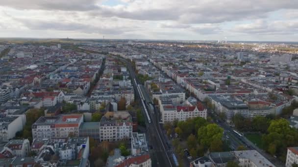Framåt Flyger Ovanför Stadsutveckling Bostadsområden Tåg Som Passerar Genom Tågstopp — Stockvideo