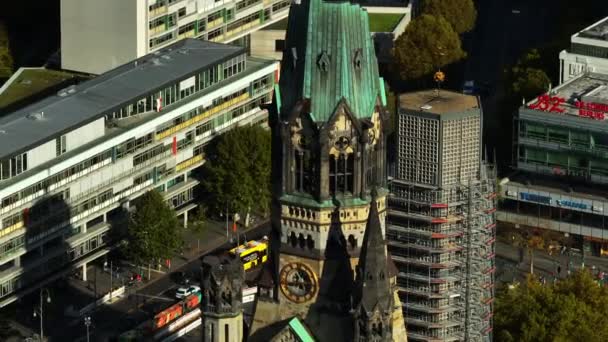 미끄럼틀 팬에서 카이저 빌헬름 기념관 교회와 건물의 잔해가 발견되었다 베를린에 — 비디오