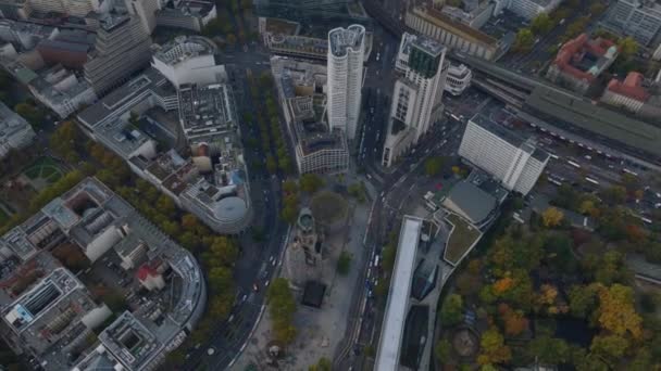 Vysoký Úhel Pohledu Komplex Moderních Výškových Hotelových Budov Rušné Silnice — Stock video