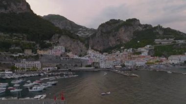 Alacakaranlık 'ta turistik bir yer. Eski sahil kasabasındaki liman ve tarihi binalar. Amalfi, İtalya.