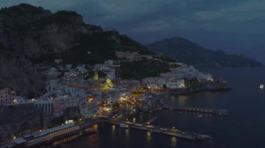 Alacakaranlıktaki küçük sahil kasabasının hava panoramik manzarası. Akşamları ünlü bir seyahat yeri. Amalfi, İtalya.