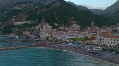 Eski deniz kenarı kasabasının inanılmaz hava görüntüleri. Alacakaranlıkta rıhtım ve tarihi binalar. Amalfi, İtalya.