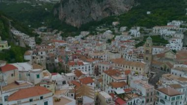 Tarihî kentteki yoğun şehir gelişiminin üzerinde ilerliyorlar. Şehir simgeleriyle ünlü bir turizm merkezi. Amalfi, İtalya.