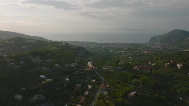Vue Panoramique Aérienne Ville Côtière Matin Brumeux Maisons Irrégulièrement Espacées — Video