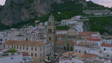 Amalfi Katedrali 'nin güzel tarihi binalarının hava manzarası. Dekoratif görünüşü ve kulesi olan büyük bir Katolik kilisesi. Amalfi, İtalya.