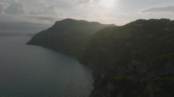 从海上升起陡峭的岩石峭壁的空中风景镜头 浪漫的日落景观海滨风景 意大利阿马尔菲 — 图库视频影像