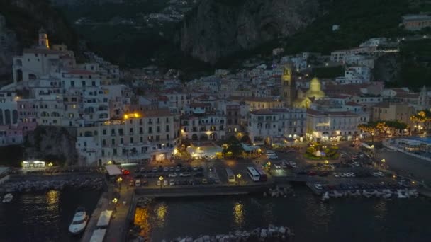 夕方には海岸沿いの歴史的な町の広場やウォーターフロントの映像を引き戻してください 後方の岩を明らかにする Amalfi イタリア — ストック動画
