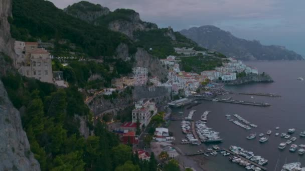 Vzdušný Panoramatický Výhled Mořský Záliv Přístavem Historické Město Mezi Skalnatými — Stock video