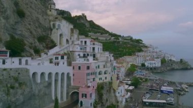 Eski kasabadaki tarihi binaların etrafında ileriye doğru uçarlar. Seyahat yerindeki turistik yerler. Amalfi, İtalya.