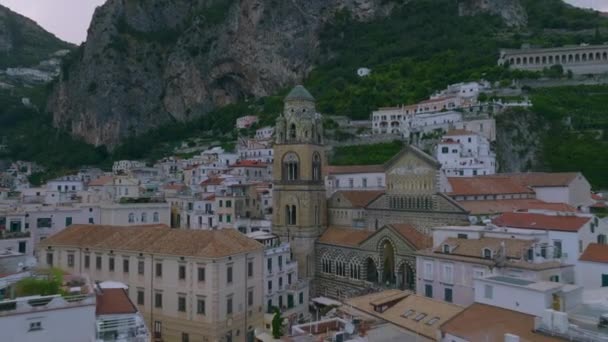 Eski Amalfi Katedrali Nin Kuledeki Görüntülerini Çıkar Alacakaranlıkta Küçük Bir — Stok video