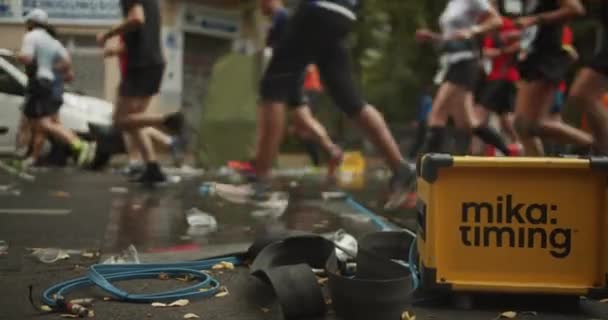 体育活动现场计时电子设备的低角度视点 跑步的人在附近转悠马拉松比赛 德国柏林 — 图库视频影像