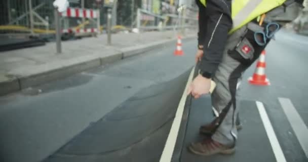 Vorbereitung Von Sportgeräten Auf Der Stadtstraße Der Mensch Manipuliert Mit — Stockvideo