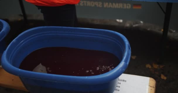 Közelkép Nagy Műanyag Edényről Sötét Vörös Itallal Személyzet Poharakba Önti — Stock videók