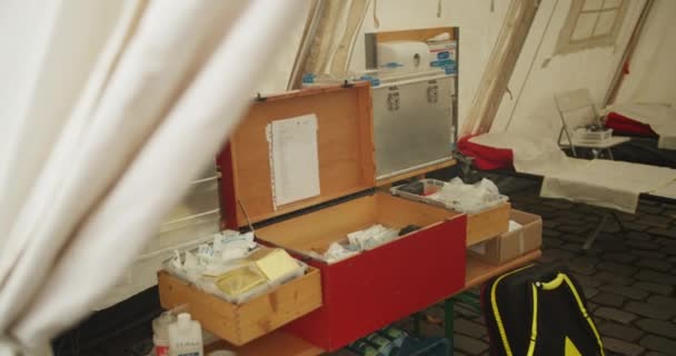 Коробки Оборудованием Раскладными Кроватями Заднем Плане Интерьер Медицинской Палатки Спортивном — стоковое видео