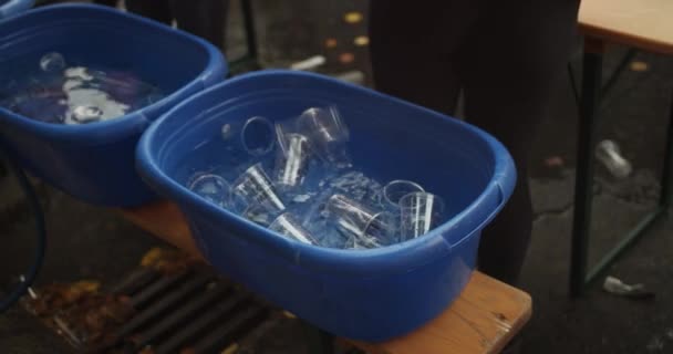 プラスチックカップを水で満たします 新鮮な水で容器に落下するカップのクローズアップ マラソンランレース ベルリン ドイツ — ストック動画