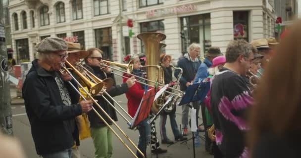 Zenészek Rézhangszeren Játszanak Utcán Emberek Egy Csoportja Szórakoztatja Látogatókat Maraton — Stock videók