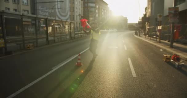 Organizadores Fechando Rua Antes Noite Esporte Instalando Cones Tráfego Estrada — Vídeo de Stock