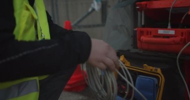 Erkek eliyle veri kablosu yerleştirirken, spor akşamına hazırlanırken görüntülenmiş. Maraton koşu yarışı, Berlin, Almanya.