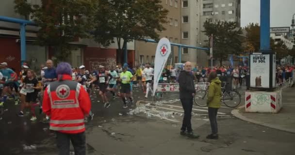 Şehir Merkezinde Koşan Atletlerin Akıntısı Şehir Sokaklarında Spor Müsabakası Maraton — Stok video