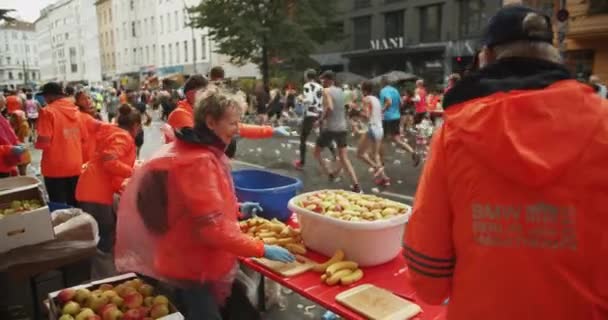 Şehir Sokaklarındaki Spor Müsabakalarında Sporcular Için Taze Meyve Hazırlıyorum Maraton — Stok video