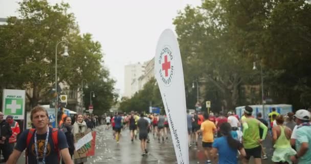 Atletas Correndo Curso Nas Ruas Cidade Passando Redor Área Ajuda — Vídeo de Stock