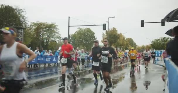 在城市湿湿的沥青路面上跑步的人 雨天的体育活动 马拉松比赛 德国柏林 — 图库视频影像